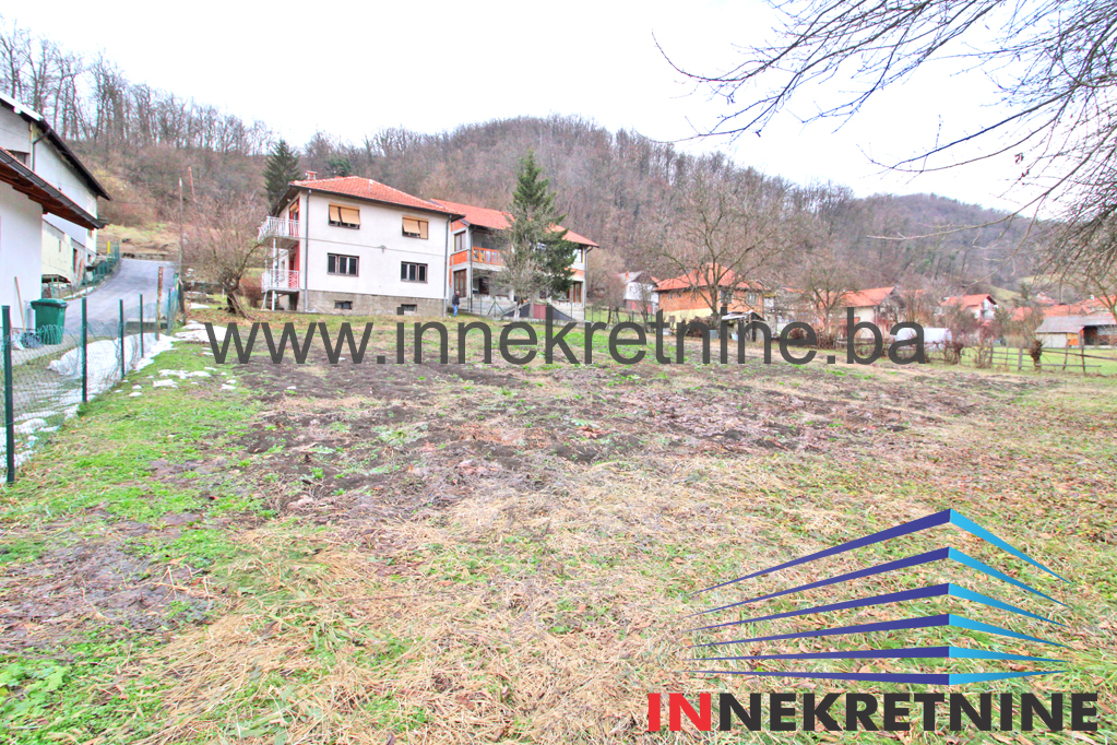 Kuća površine 200 m2 na parceli površine 2.000 m2 u naselju Bećarevac, Tuzla