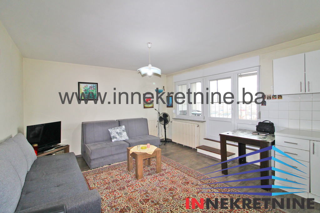 Atraktivan jednosoban stan površine 30 m2 sa lijepom terasom površine 20 m2, Pecara I, Skojevska, Brčanska malta, Tuzla